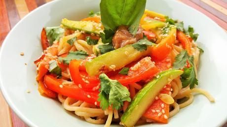 Espaguetis con verduras y salsa de cacahuetes thai