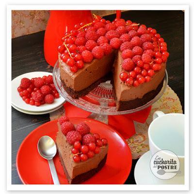 TARTA DE QUESO DE CHOCOLATE CON FRUTOS ROJOS / CHOCOLATE CHEESECAKE WITH RED BERRIES TARTA DE QUESO DE CHOCOLATE CON FRUTOS ROJOS / CHOCOLATE CHEESECAKE WITH RED BERRIES