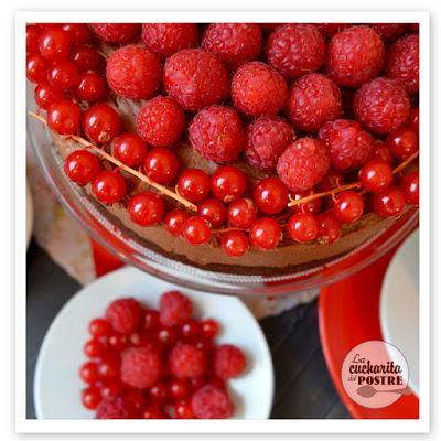 TARTA DE QUESO DE CHOCOLATE CON FRUTOS ROJOS / CHOCOLATE CHEESECAKE WITH RED BERRIES TARTA DE QUESO DE CHOCOLATE CON FRUTOS ROJOS / CHOCOLATE CHEESECAKE WITH RED BERRIES