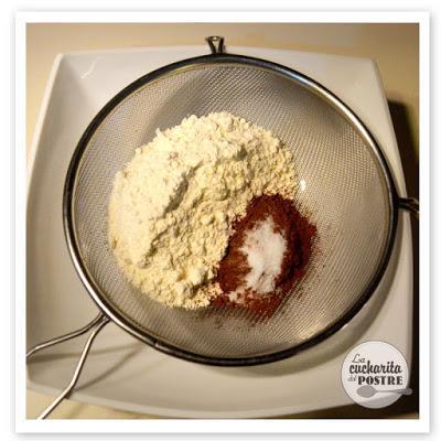TARTA DE QUESO DE CHOCOLATE CON FRUTOS ROJOS / CHOCOLATE CHEESECAKE WITH RED BERRIES TARTA DE QUESO DE CHOCOLATE CON FRUTOS ROJOS / CHOCOLATE CHEESECAKE WITH RED BERRIES