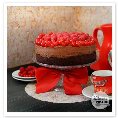 TARTA DE QUESO DE CHOCOLATE CON FRUTOS ROJOS / CHOCOLATE CHEESECAKE WITH RED BERRIES TARTA DE QUESO DE CHOCOLATE CON FRUTOS ROJOS / CHOCOLATE CHEESECAKE WITH RED BERRIES