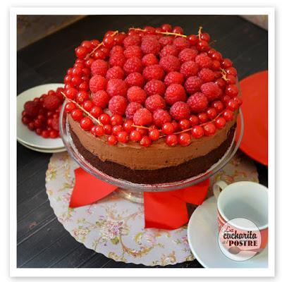 TARTA DE QUESO DE CHOCOLATE CON FRUTOS ROJOS / CHOCOLATE CHEESECAKE WITH RED BERRIES TARTA DE QUESO DE CHOCOLATE CON FRUTOS ROJOS / CHOCOLATE CHEESECAKE WITH RED BERRIES