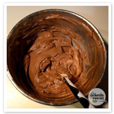TARTA DE QUESO DE CHOCOLATE CON FRUTOS ROJOS / CHOCOLATE CHEESECAKE WITH RED BERRIES TARTA DE QUESO DE CHOCOLATE CON FRUTOS ROJOS / CHOCOLATE CHEESECAKE WITH RED BERRIES
