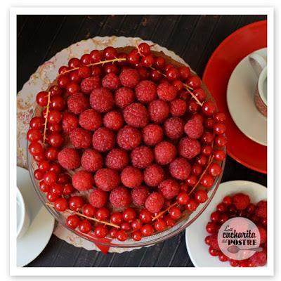 TARTA DE QUESO DE CHOCOLATE CON FRUTOS ROJOS / CHOCOLATE CHEESECAKE WITH RED BERRIES TARTA DE QUESO DE CHOCOLATE CON FRUTOS ROJOS / CHOCOLATE CHEESECAKE WITH RED BERRIES