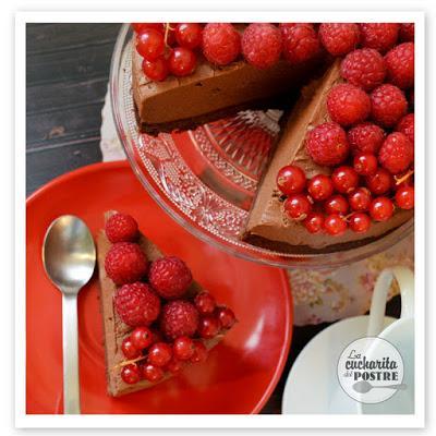 TARTA DE QUESO DE CHOCOLATE CON FRUTOS ROJOS / CHOCOLATE CHEESECAKE WITH RED BERRIES TARTA DE QUESO DE CHOCOLATE CON FRUTOS ROJOS / CHOCOLATE CHEESECAKE WITH RED BERRIES
