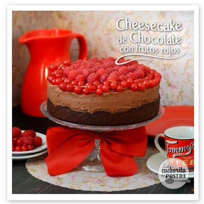 TARTA DE QUESO DE CHOCOLATE CON FRUTOS ROJOS / CHOCOLATE CHEESECAKE WITH RED BERRIES TARTA DE QUESO DE CHOCOLATE CON FRUTOS ROJOS / CHOCOLATE CHEESECAKE WITH RED BERRIES