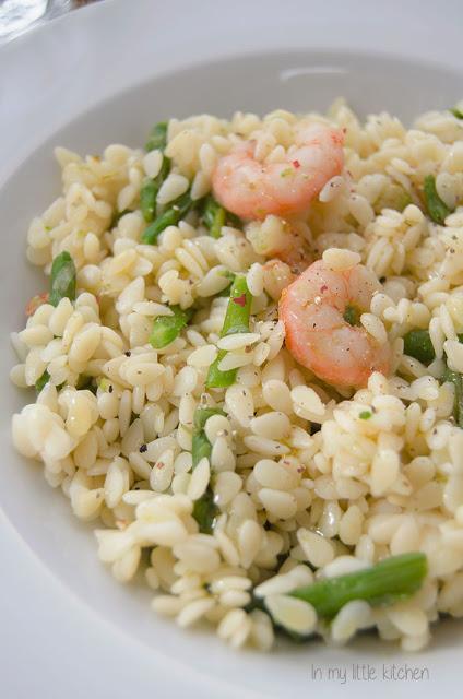 Pasta con espárragos y gambas