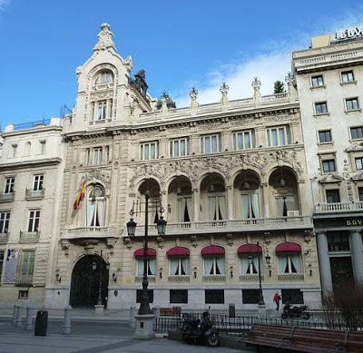 Del Casino de Madrid a la Casa de las Siete Chimeneas: amores desgraciados, motines y fantasmas..