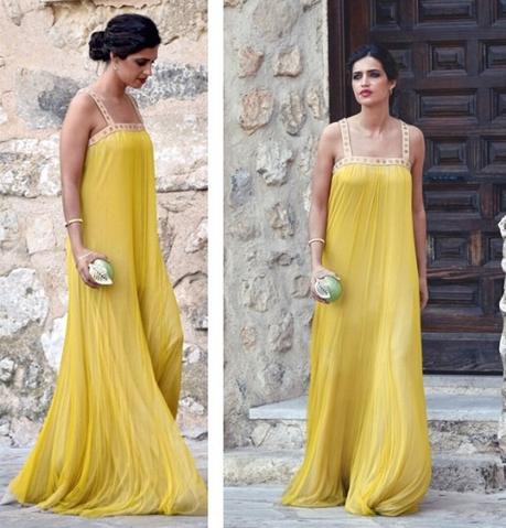 Sara Carbonero optó por el color amarillo y el estilo griego para acudir a la boda de una prima - Foto: www.elle.es