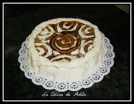 Tarta  de  yema  con  nata