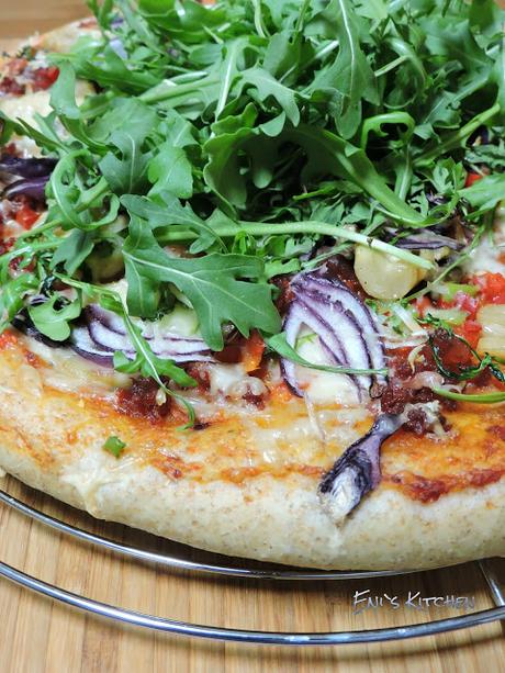 Pizza con harina integral, y ingredientes gourmet