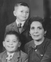 Primer plano a la izquierda, mi hermano Ricardo, a su lado nuestra madre, segundo plano atrás, este pájaro pardo.