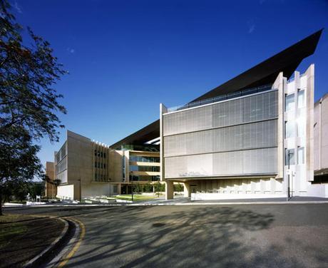 EDIFICIO SIR LLEW EDWARDS, UNIVERSIDAD DE QUEENSLAND POR RICHARD KIRK (BRISBANE – AUSTRALIA)