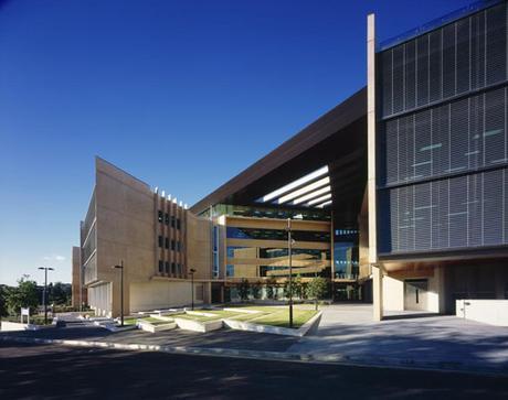 EDIFICIO SIR LLEW EDWARDS, UNIVERSIDAD DE QUEENSLAND POR RICHARD KIRK (BRISBANE – AUSTRALIA)