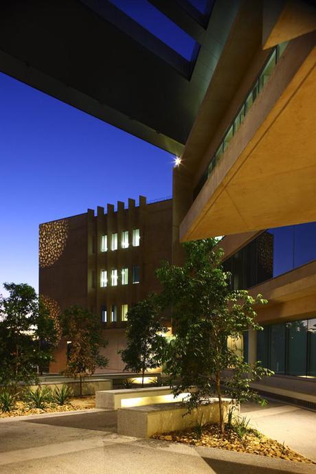 EDIFICIO SIR LLEW EDWARDS, UNIVERSIDAD DE QUEENSLAND POR RICHARD KIRK (BRISBANE – AUSTRALIA)