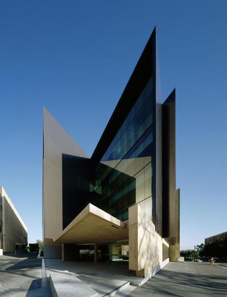 EDIFICIO SIR LLEW EDWARDS, UNIVERSIDAD DE QUEENSLAND POR RICHARD KIRK (BRISBANE – AUSTRALIA)