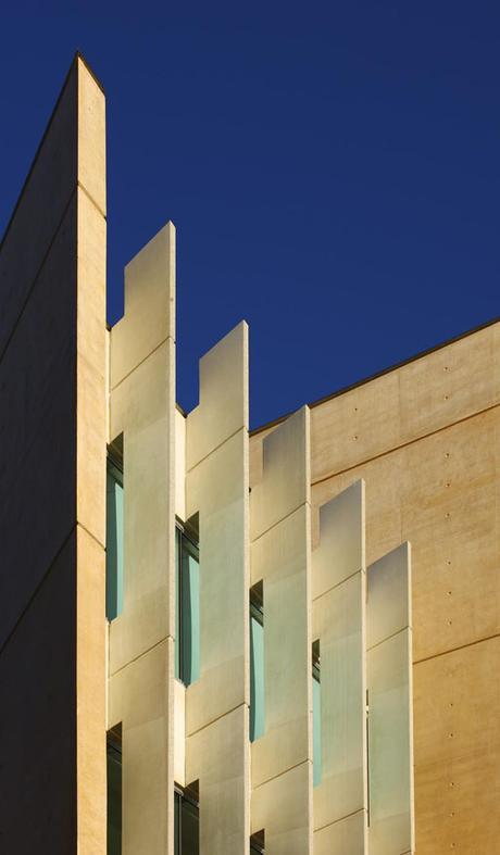 Richard Kirk EDIFICIO SIR LLEW EDWARDS, UNIVERSIDAD DE QUEENSLAND POR RICHARD KIRK (BRISBANE – AUSTRALIA)