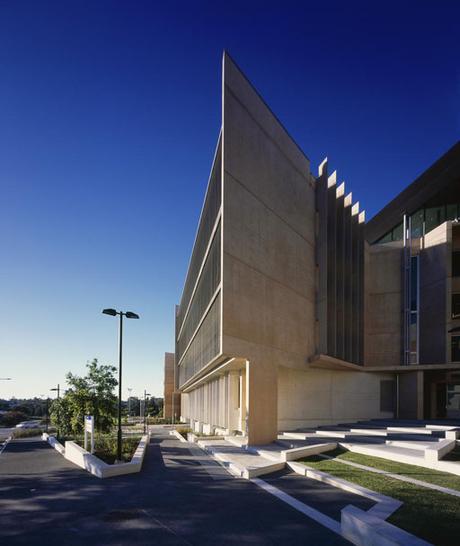 EDIFICIO SIR LLEW EDWARDS, UNIVERSIDAD DE QUEENSLAND POR RICHARD KIRK (BRISBANE – AUSTRALIA)