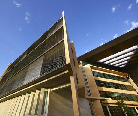 EDIFICIO SIR LLEW EDWARDS, UNIVERSIDAD DE QUEENSLAND POR RICHARD KIRK (BRISBANE – AUSTRALIA)