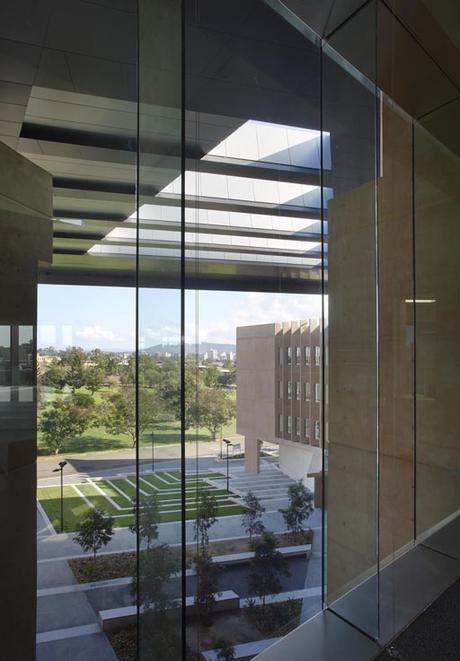 Richard Kirk EDIFICIO SIR LLEW EDWARDS, UNIVERSIDAD DE QUEENSLAND POR RICHARD KIRK (BRISBANE – AUSTRALIA)