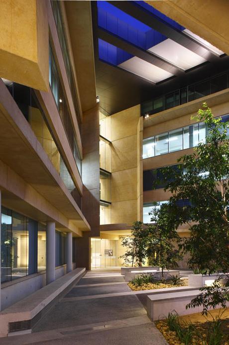 Richard Kirk EDIFICIO SIR LLEW EDWARDS, UNIVERSIDAD DE QUEENSLAND POR RICHARD KIRK (BRISBANE – AUSTRALIA)