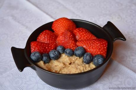 Gachas de avena con fresas y arándanos