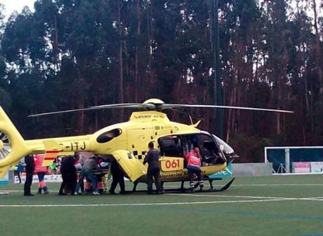 El portero infantil de la E.F.Base de Vilanova grave. Retraso de la ambulancia, accesos cortados y médicos... !en taxi!