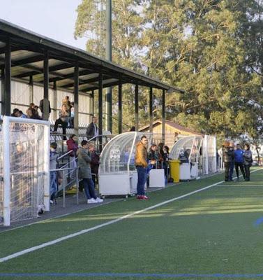 El portero infantil de la E.F.Base de Vilanova grave. Retraso de la ambulancia, accesos cortados y médicos... !en taxi!