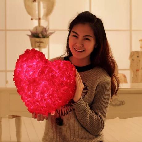 cojin corazon luminoso para san valentin