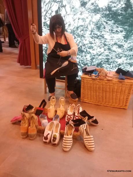 Alpargatas artesanales en el stand de Rioja.