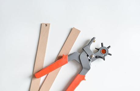 DIY | Haz una bonita estantería de madera y cuero en un plis plas DIY | Haz una bonita estantería de madera y cuero en un plis plas