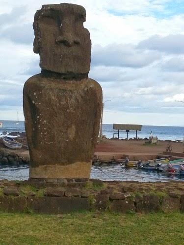Moai en plena ciudad. El ahu Hotaque. Hanga Roa. Rapa Nui