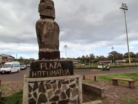 Moai en plena ciudad. El ahu Hotaque. Hanga Roa. Rapa Nui