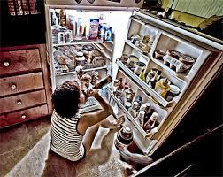 ¿Por qué me levanto a comer por la noche?