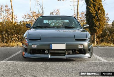 S13 Maniacs. Amistad de grupo con coches de trasfondo