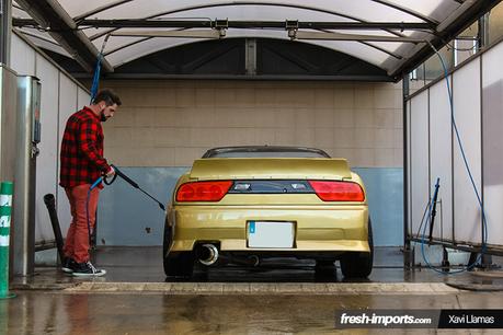 S13 Maniacs. Amistad de grupo con coches de trasfondo