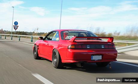 S13 Maniacs. Amistad de grupo con coches de trasfondo