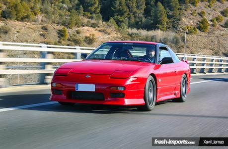 S13 Maniacs. Amistad de grupo con coches de trasfondo