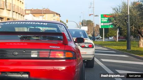 S13 Maniacs. Amistad de grupo con coches de trasfondo