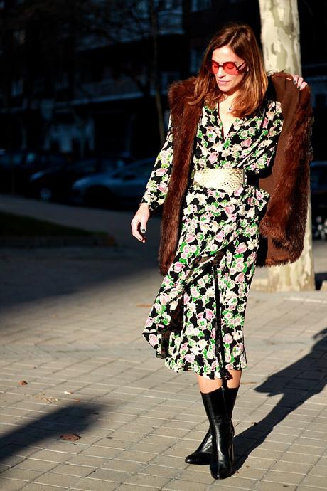 vestido midi vintage y chaleco de pelo