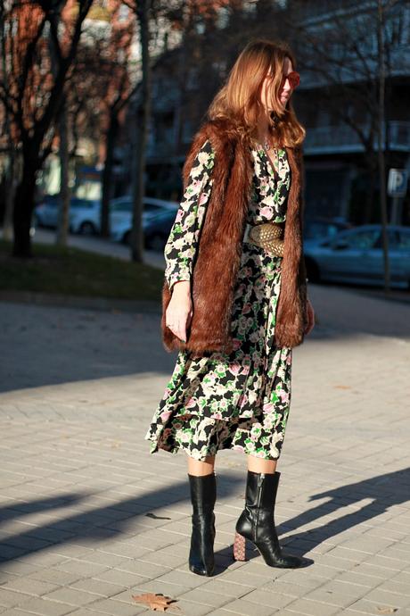 vestido midi vintage y chaleco de pelo