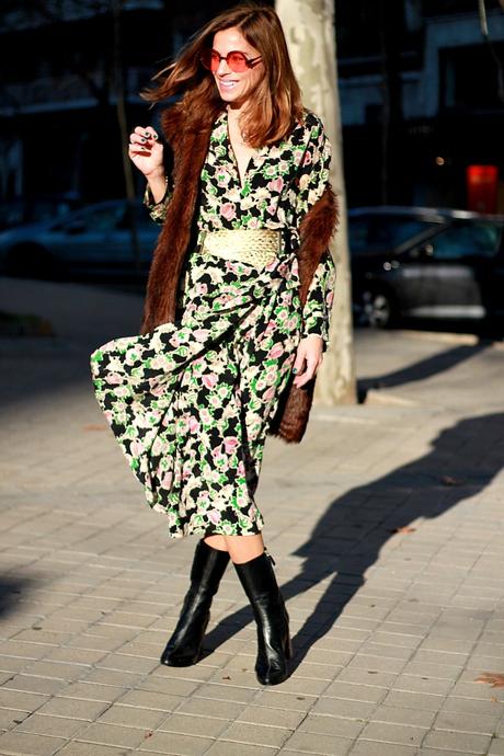 vestido midi vintage y chaleco de pelo