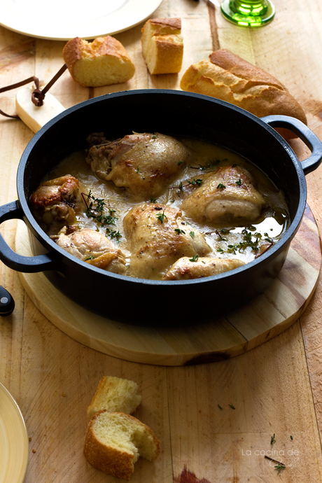 Pollo en salsa de ajo y tomillo