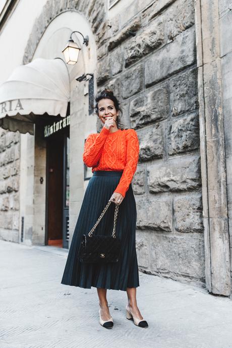 Orange_Sweater-Midi_Skirt-Slingback_Shoes_Chanel-Vintage_Bag-Florence-Outfit-Street_Style-16