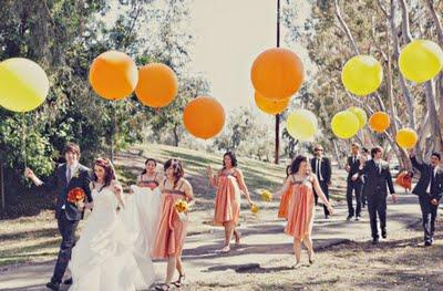 Grandes globos de diferentes colores para la salida de tu boda - Foto: www.embellishedweddings.com