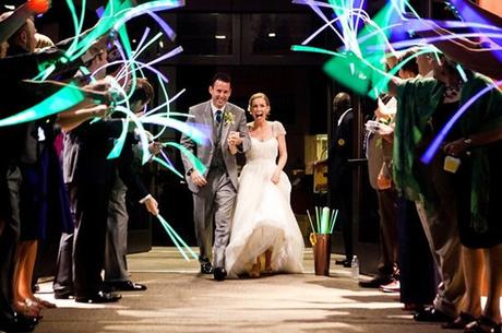 Tiras fluorescentes de colores para celebrar tu matrimonio - Foto: www.societybride.com
