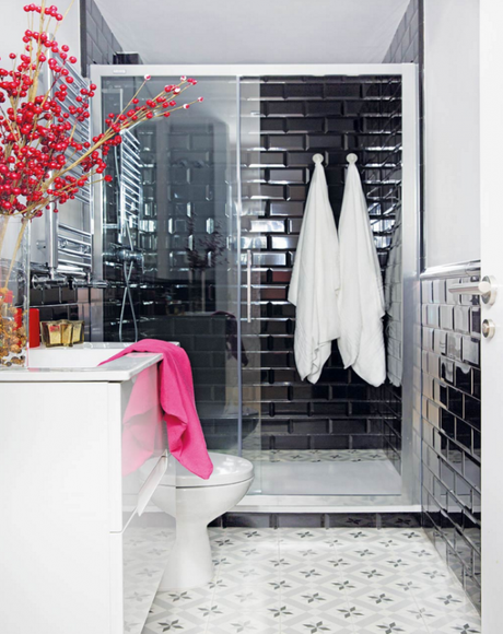 Decorados a todo color. Vitalidad en el centro de Madrid black metrotile bathroom