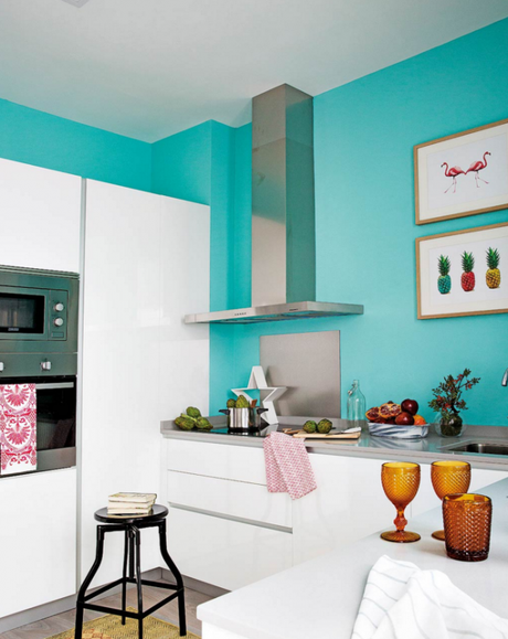 Decorados a todo color. Vitalidad en el centro de Madrid cocina azul turquesa