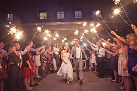 Pasillo de vengalas para la salida de tu boda - Foto: www.keestoneevents.com