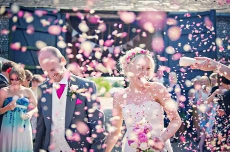 Celebra la salida de los novios con serpentinas y confeti - Foto: Pinterest